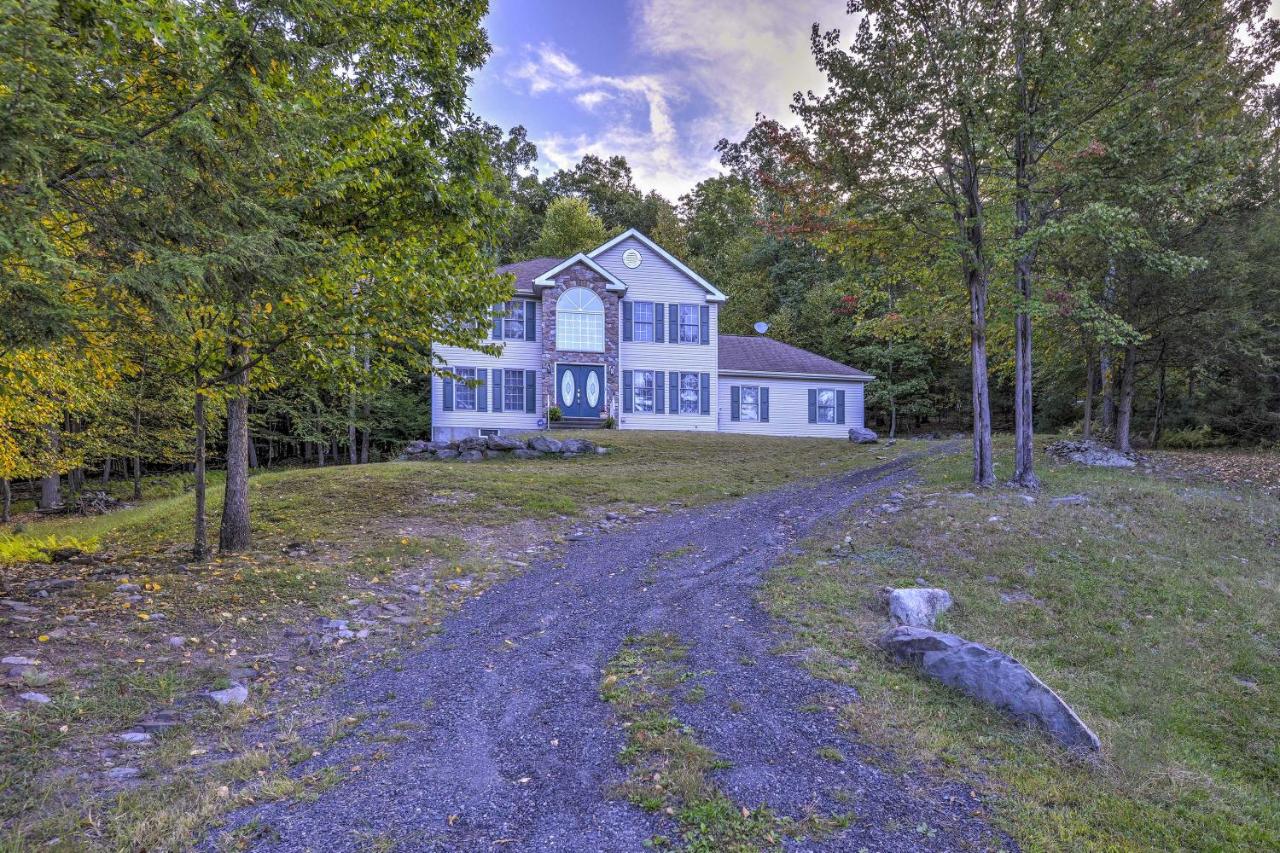 Peaceful East Stroudsburg House with Deck and Grill!