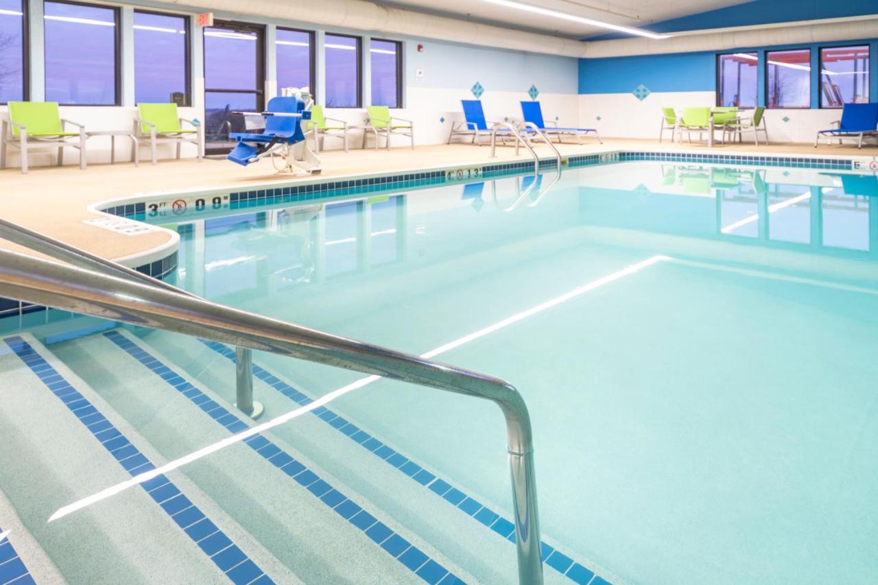 Heated swimming pool: Holiday Inn Express Rochelle, an IHG Hotel