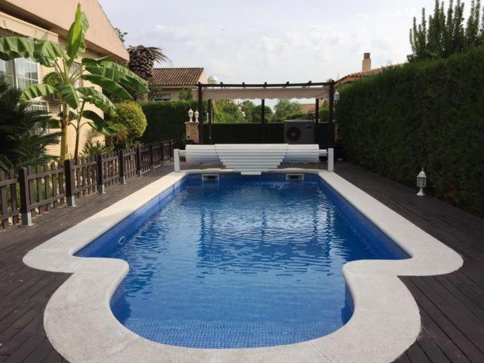 Heated swimming pool: Villa