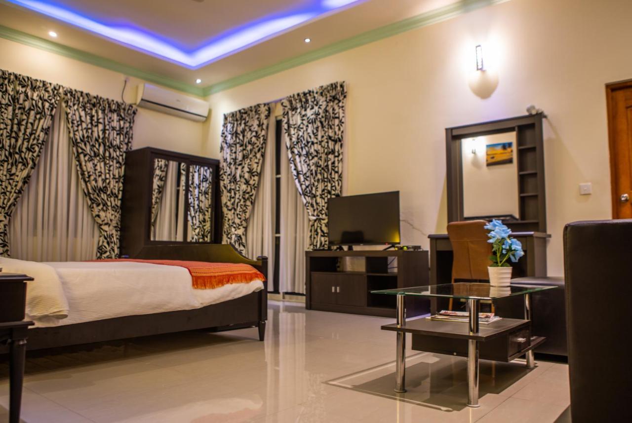 Charming Holiday Lodge - 2