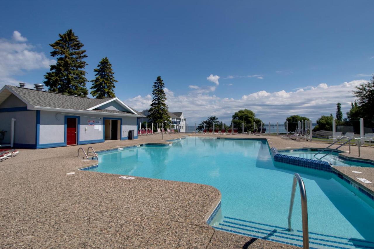 Heated swimming pool: Best Western Harbour Pointe Lakefront