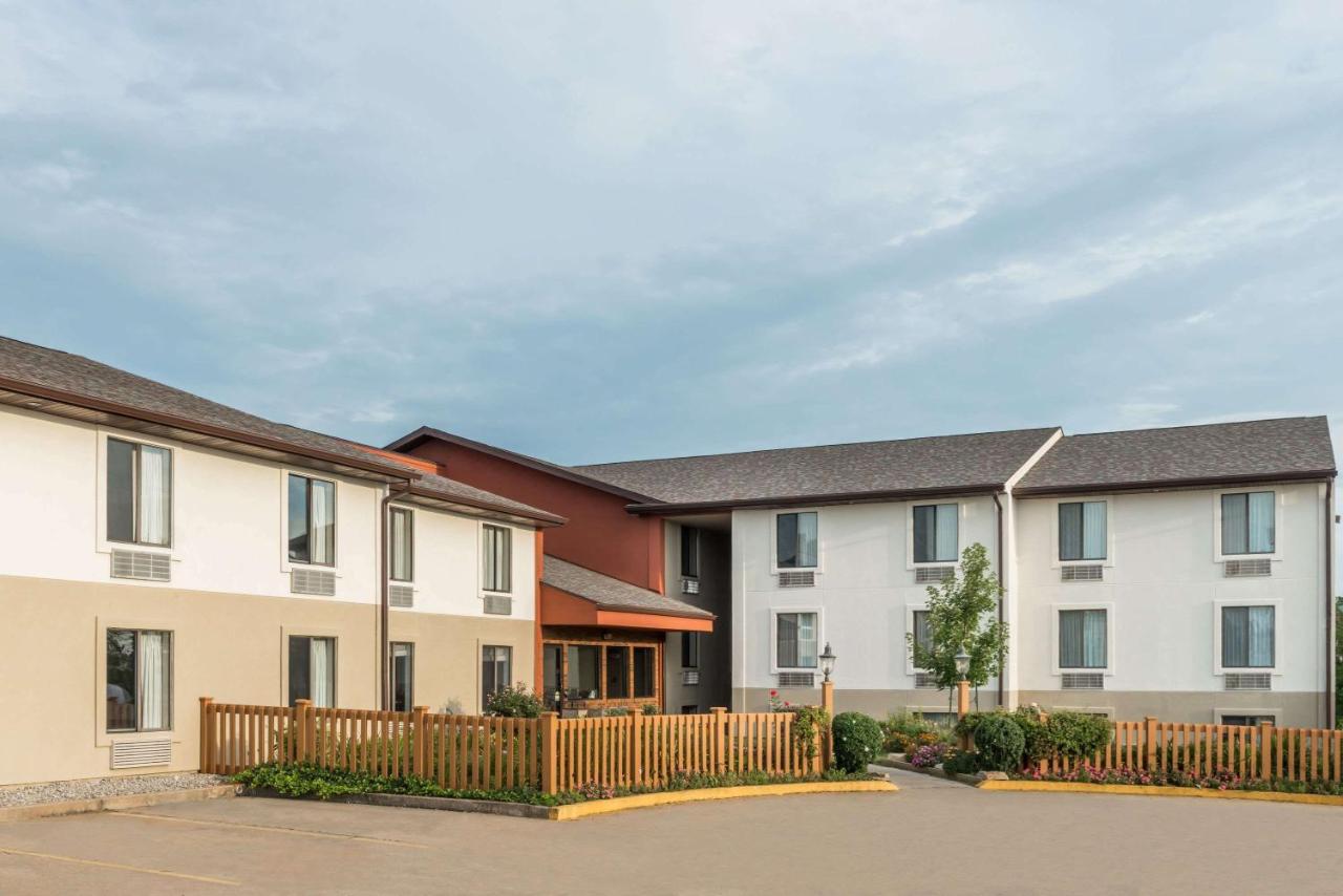 Image: Super 8 by Wyndham Columbia Clark Lane