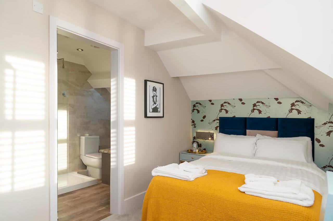 {{ hotelInfo.altText }}