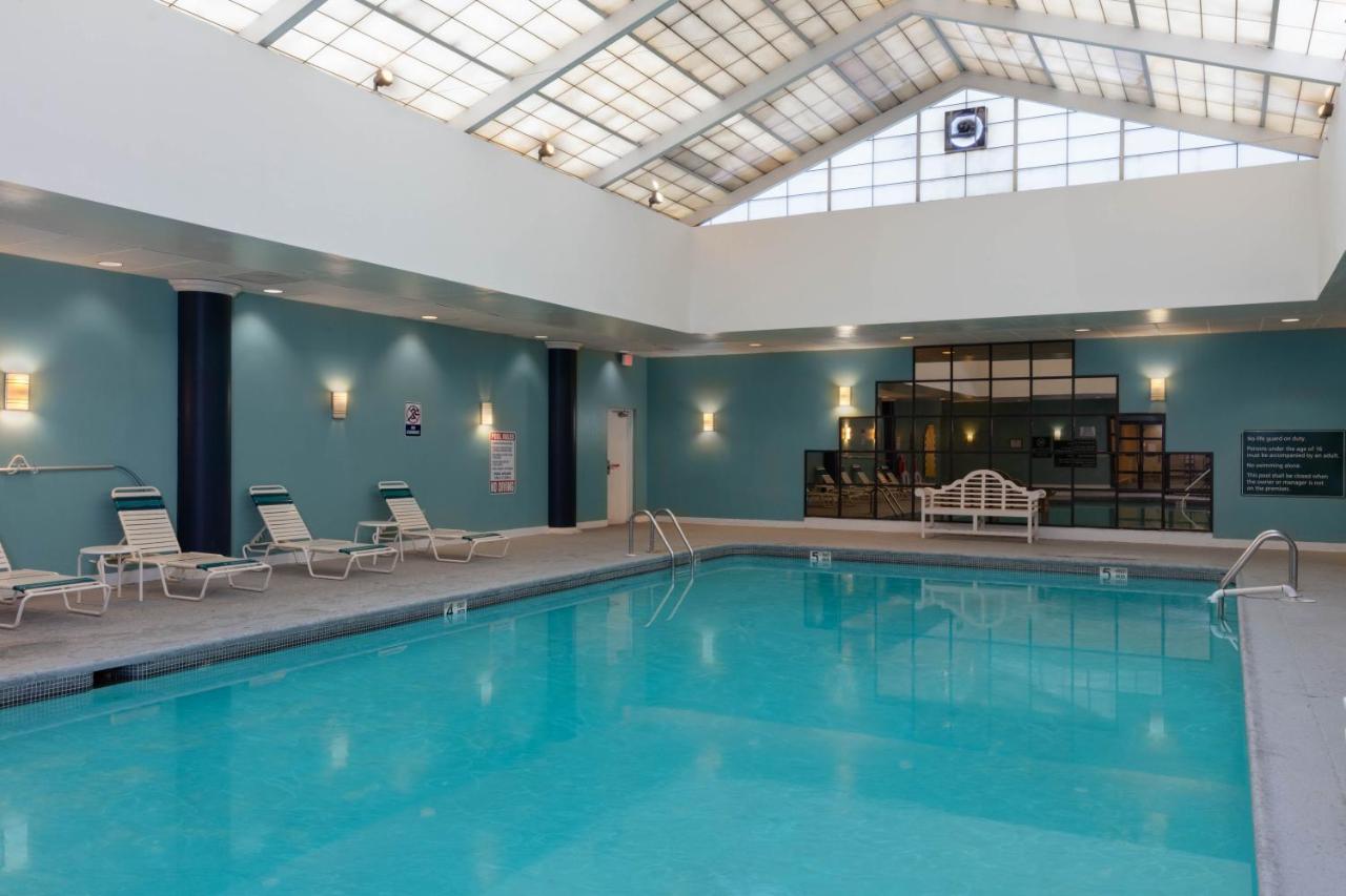 Heated swimming pool: La Quinta by Wyndham Secaucus Meadowlands