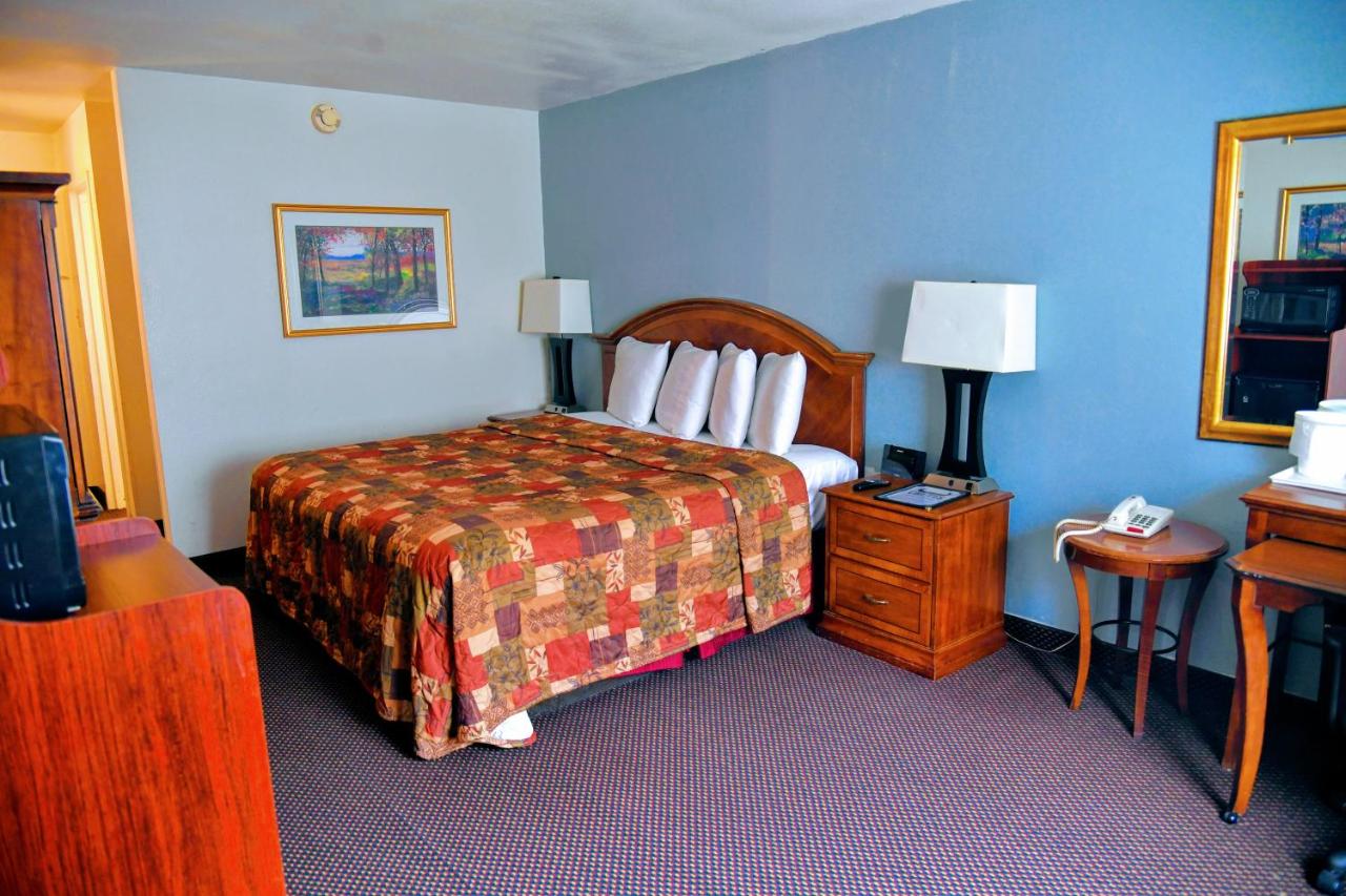 Douglas Inn & Conference Center — photo 2