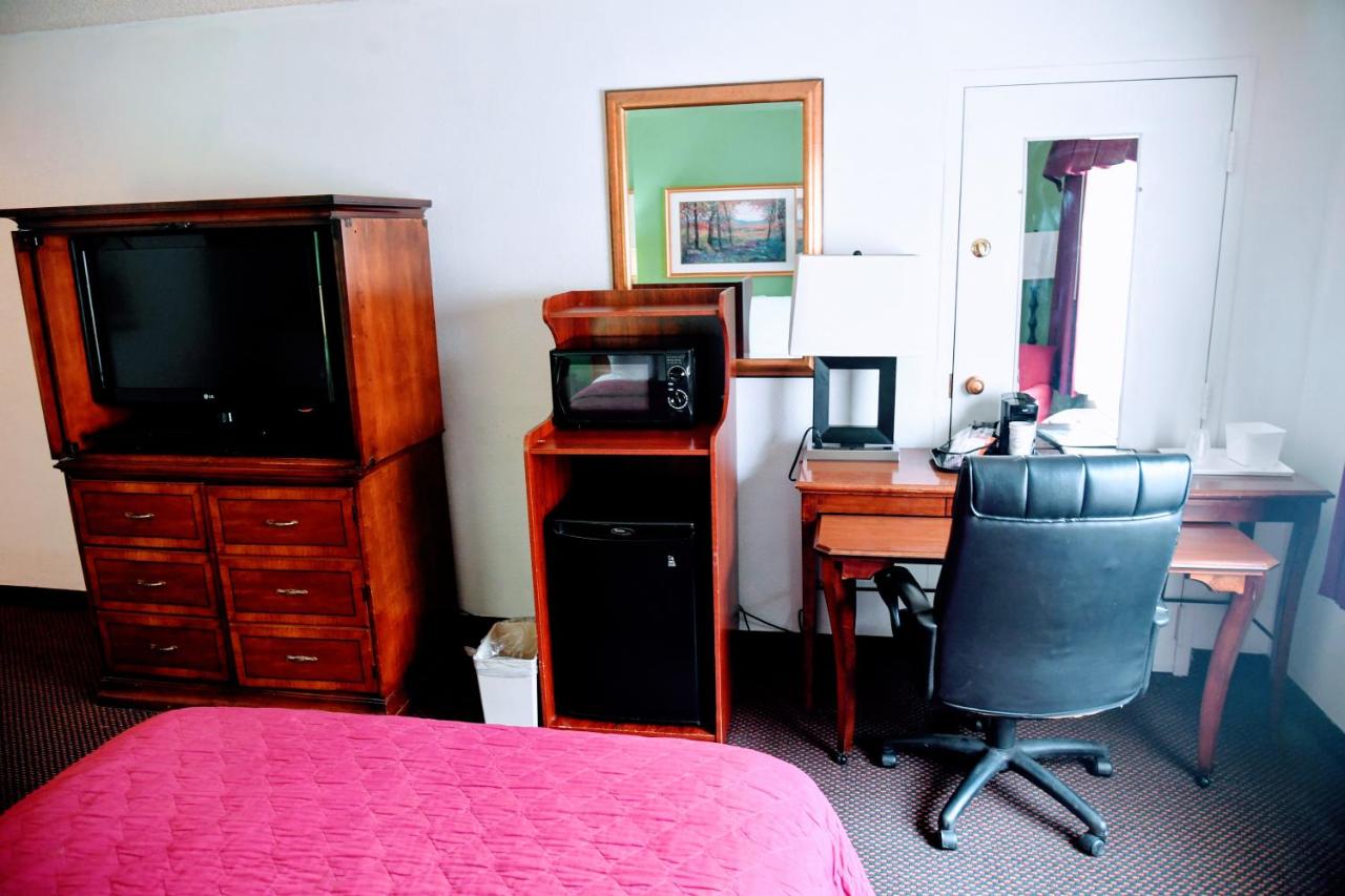 Douglas Inn & Conference Center — photo 9