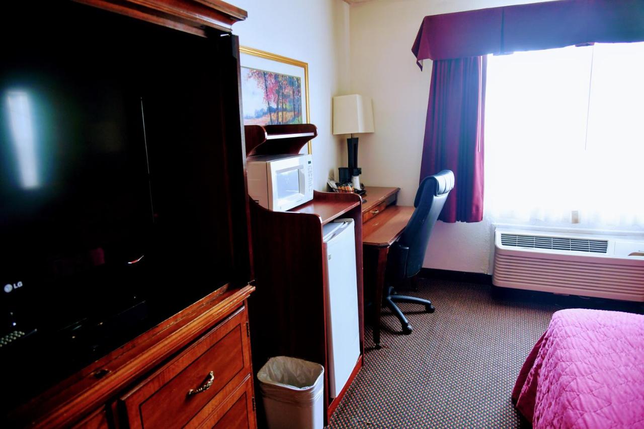 Douglas Inn & Conference Center — photo 13