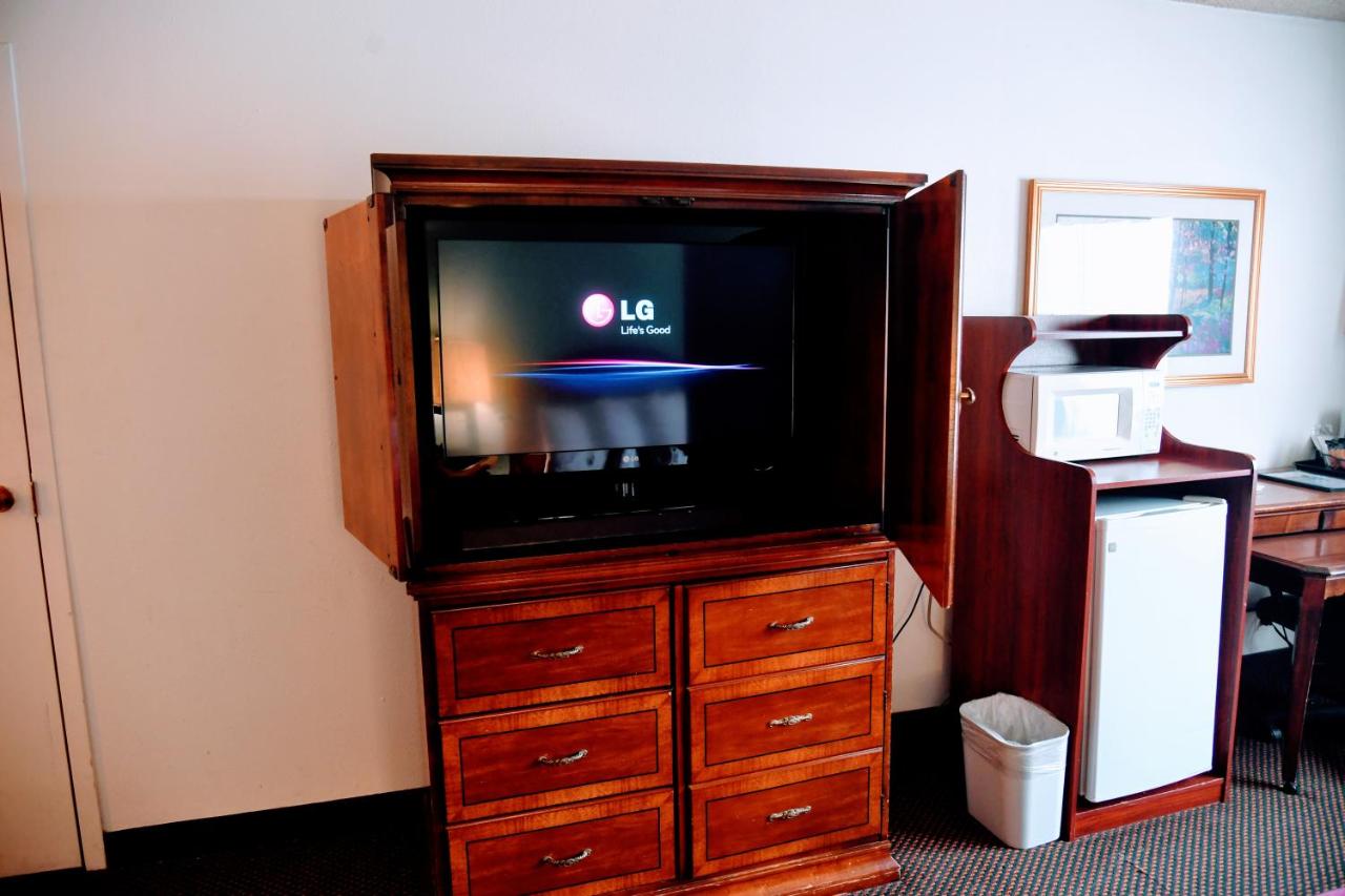Douglas Inn & Conference Center — photo 14