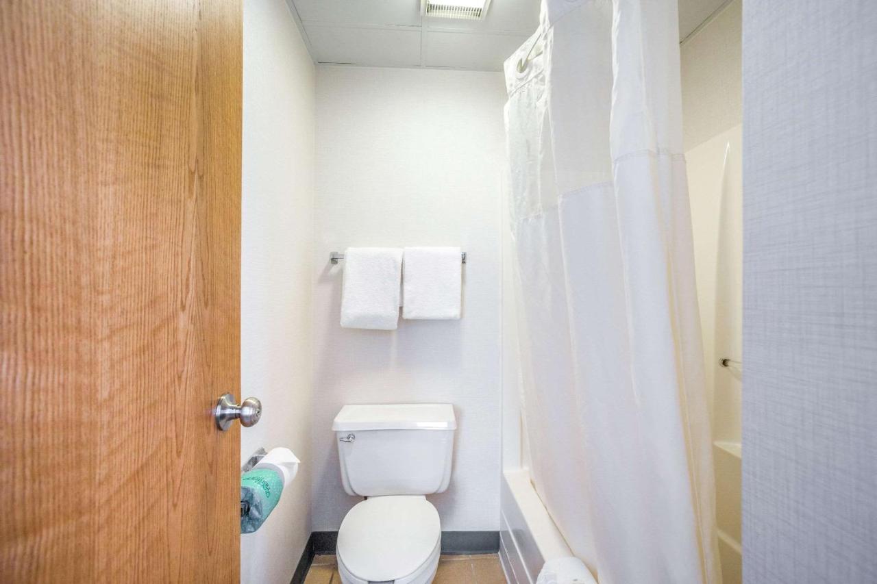 Quality Suites Lansing West — photo 22