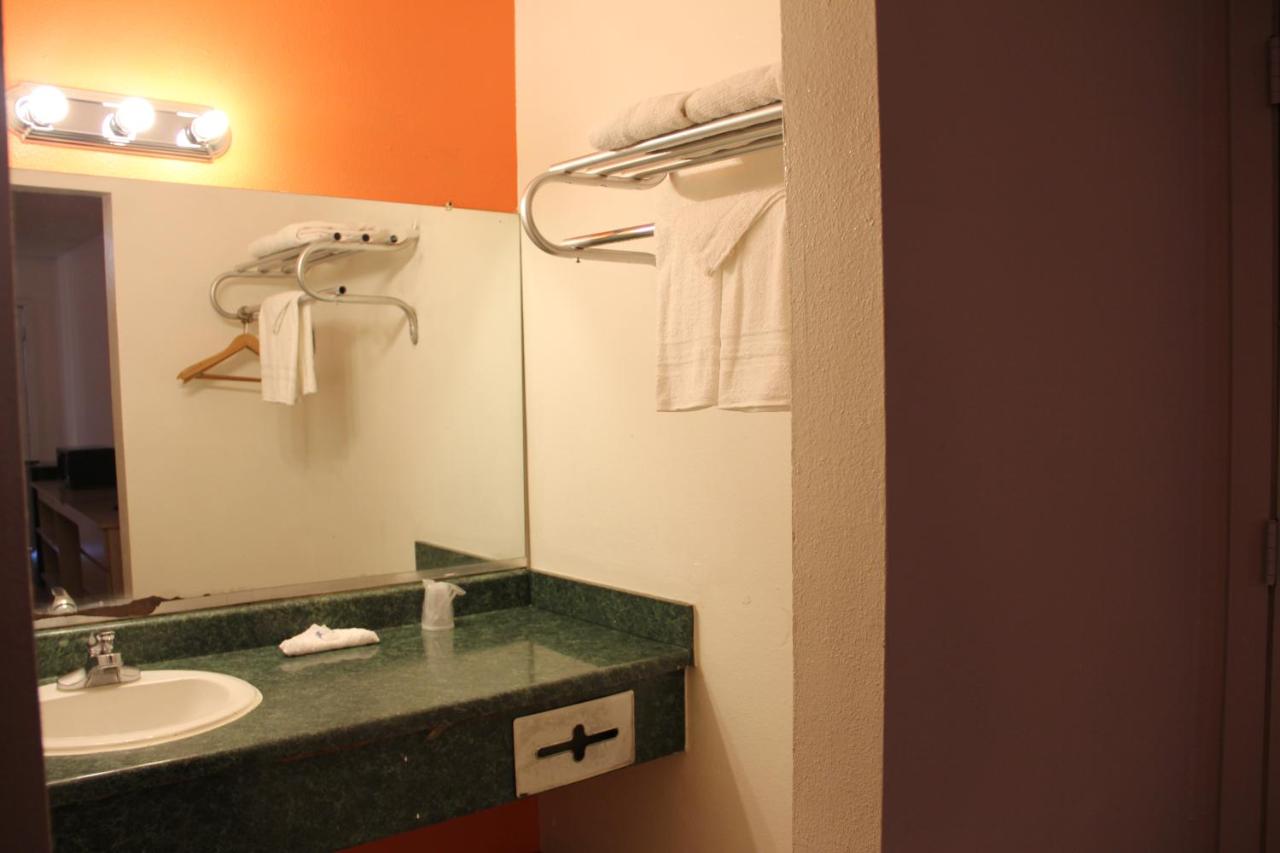 Travelers Inn-Sherman — photo 2