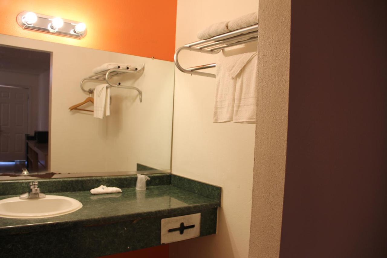 Travelers Inn-Sherman — photo 21