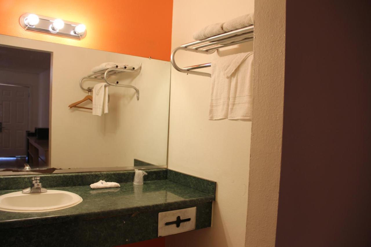 Travelers Inn-Sherman — photo 20