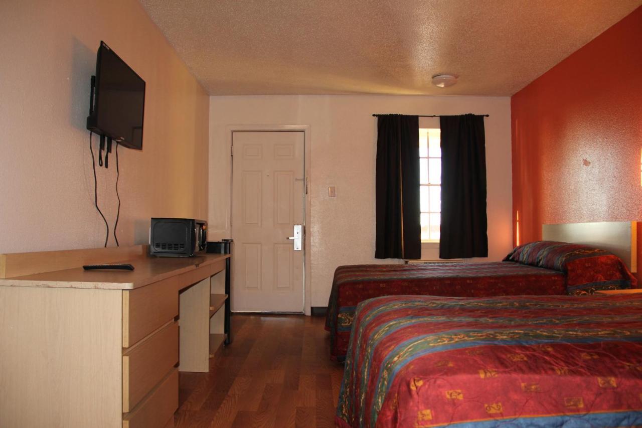 Travelers Inn-Sherman — photo 9