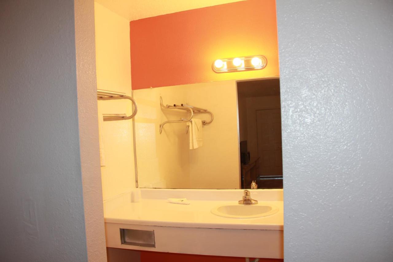 Travelers Inn-Sherman — photo 6