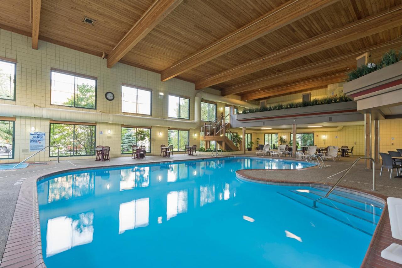 Heated swimming pool: Holiday Inn Express Holland, an IHG Hotel
