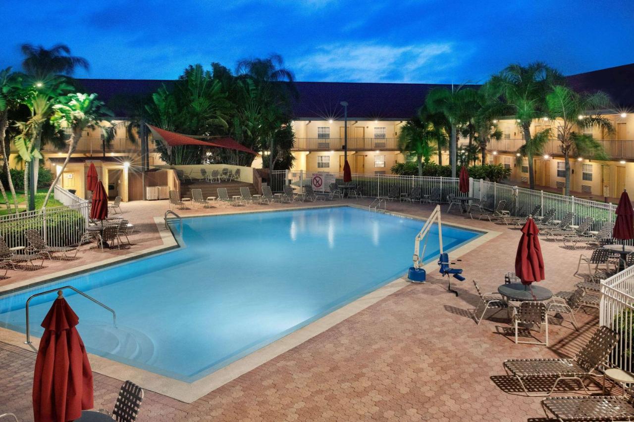 Heated swimming pool: La Quinta Inn by Wyndham Cocoa Beach-Port Canaveral