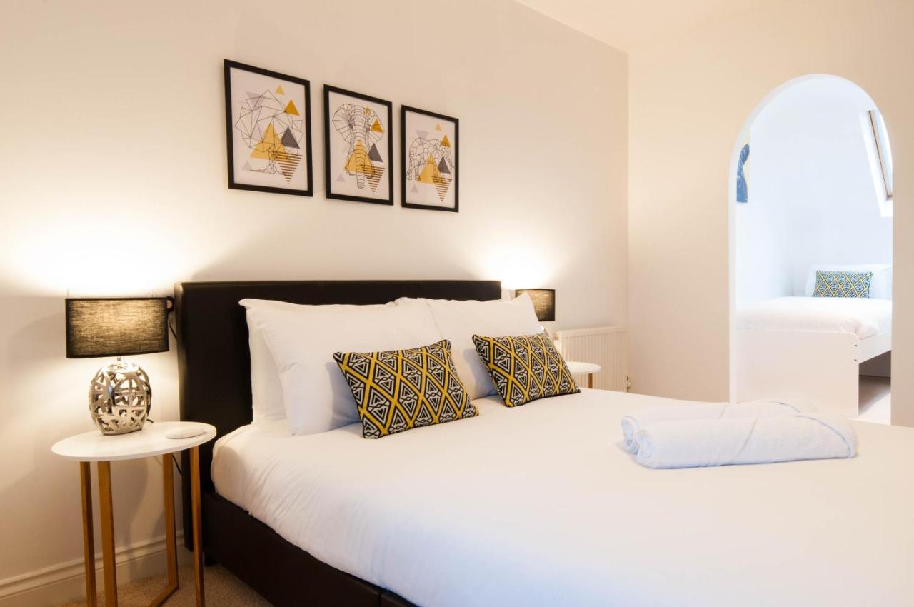 {{ hotelInfo.altText }}