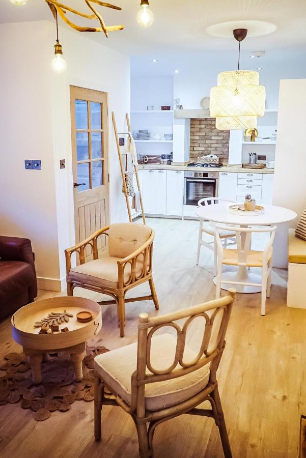 {{ hotelInfo.altText }}