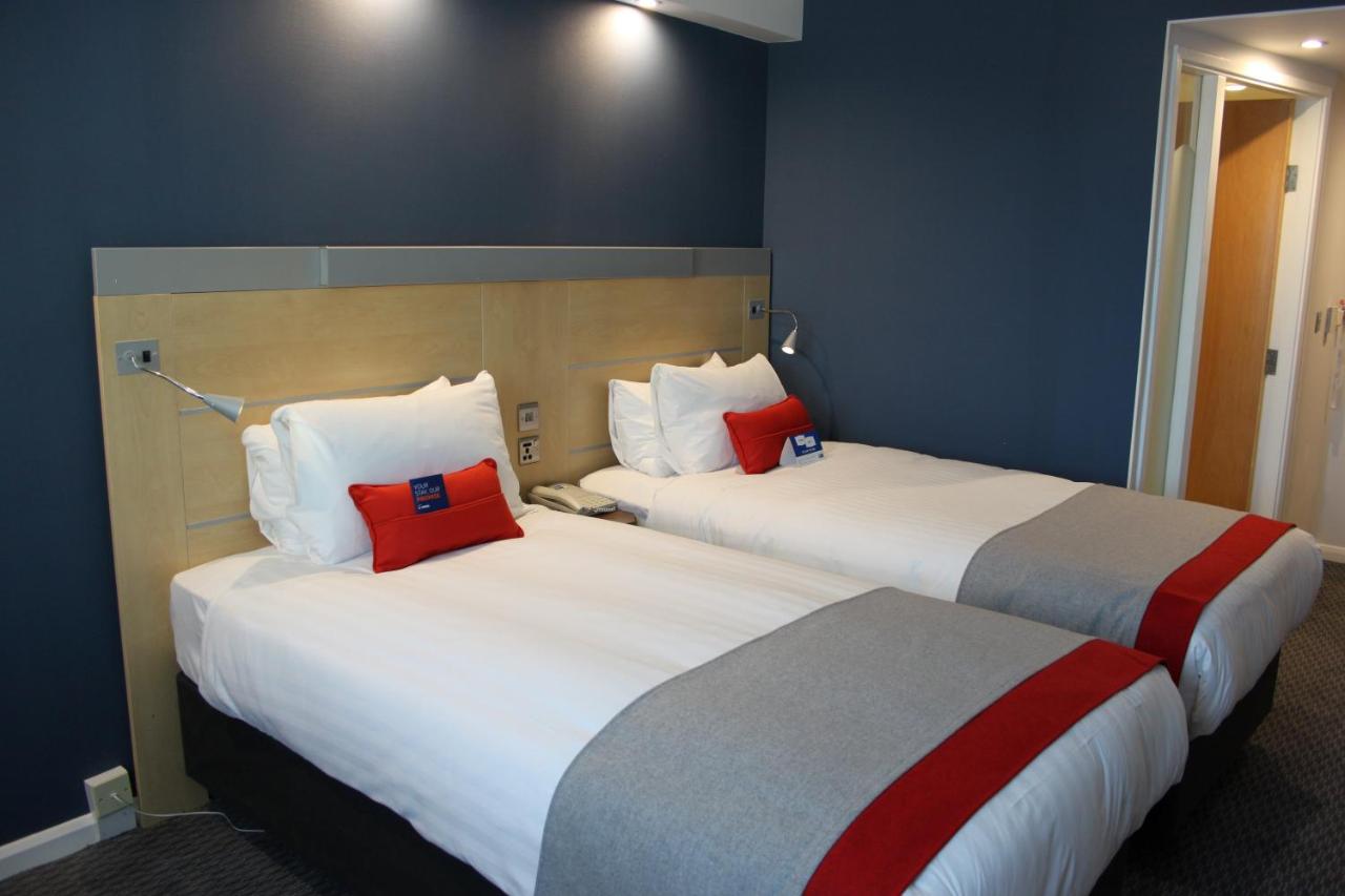 Holiday Inn Express CARDIFF AIRPORT - Laterooms