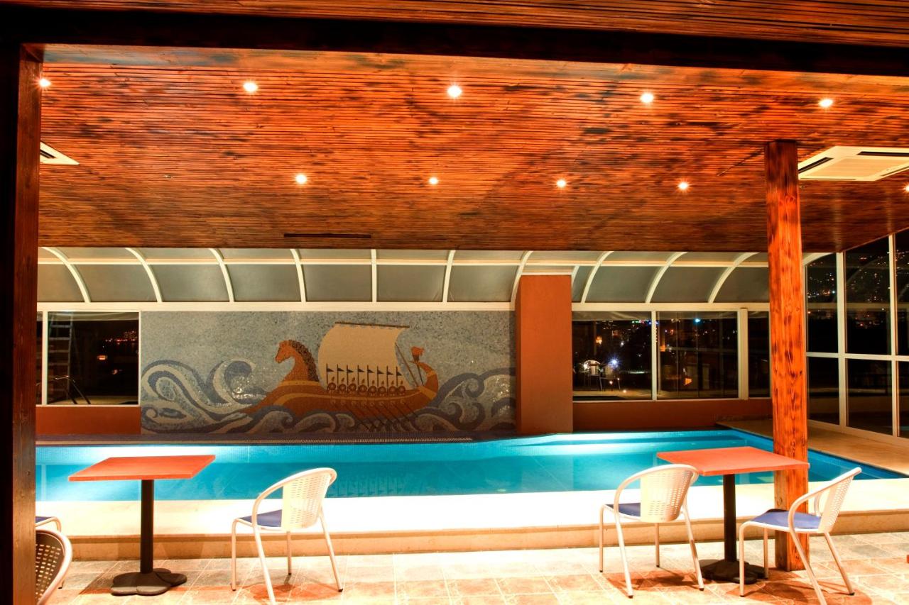 Madisson Hotel photo