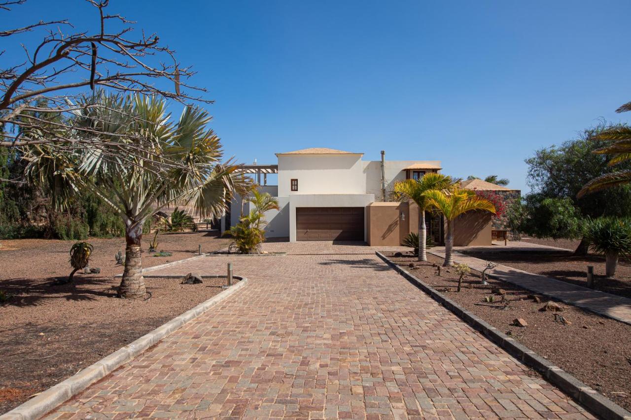 Oasis Villa with swimming pool in 4000m2 garden, Triquivijate ...