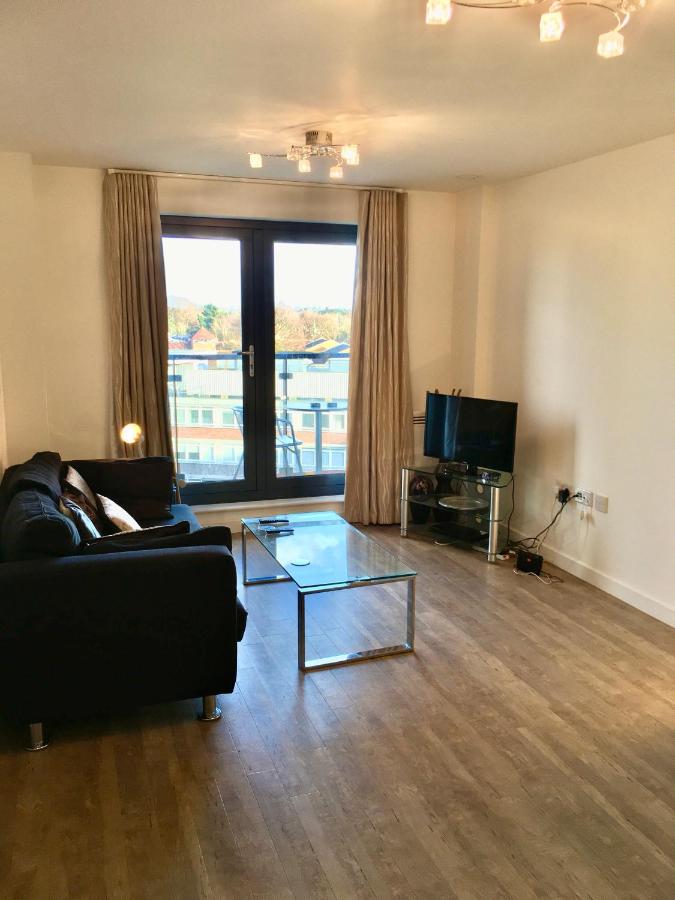 New Central Woking 1 and 2 Bedroom Apartments with Free Gym, close to Train Station photo