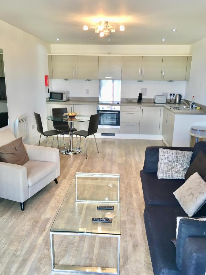 New Central Woking 1 and 2 Bedroom Apartments with Free Gym, close to Train Station photo
