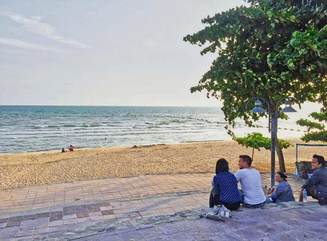 Beach: Grand Avenue Pattaya Condos 1
