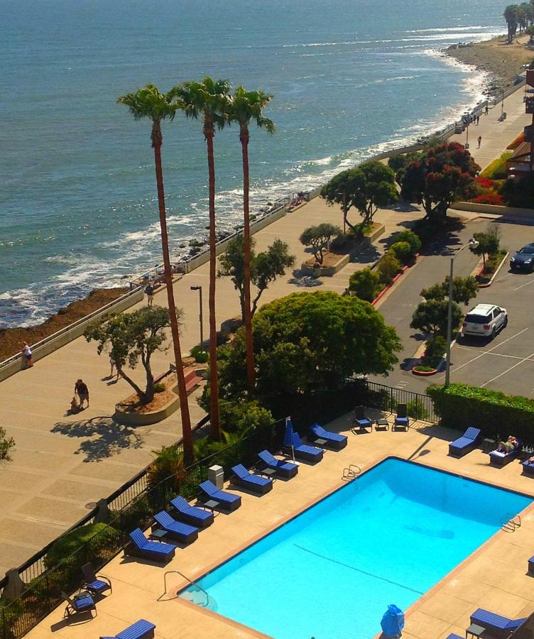 Heated swimming pool: Crowne Plaza Hotel Ventura Beach, an IHG Hotel
