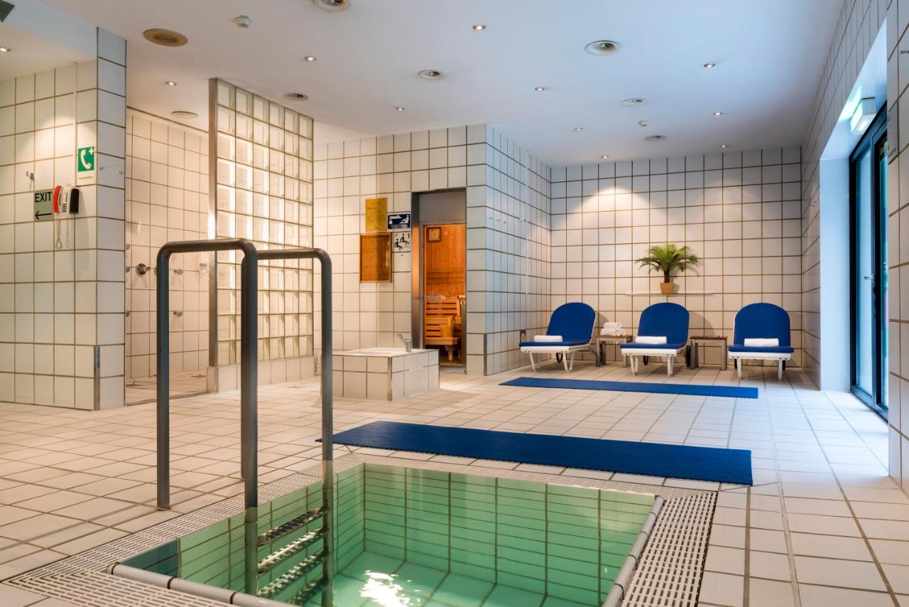 Heated swimming pool: Holiday Inn Berlin City-West, an IHG Hotel