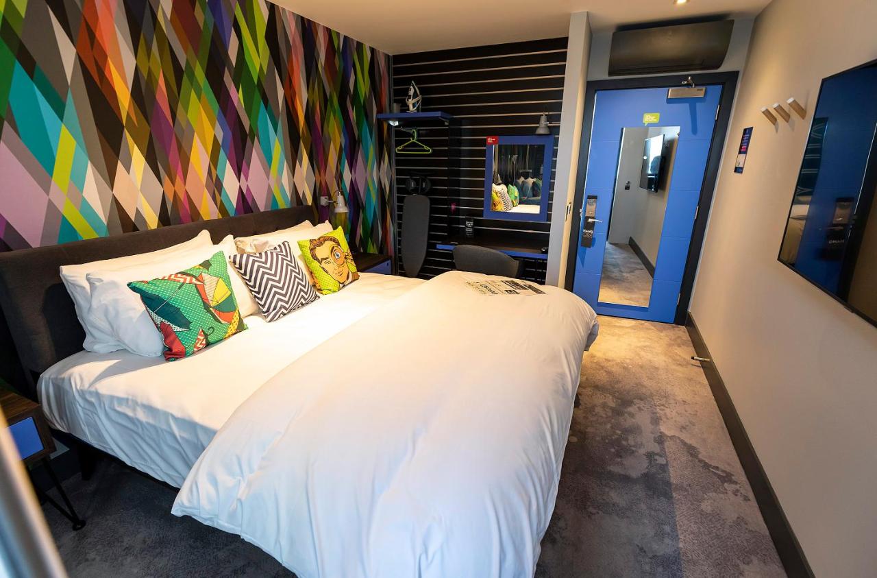 CLUB ROOM (FREE PARKING, GYM & POOL ACCESS)