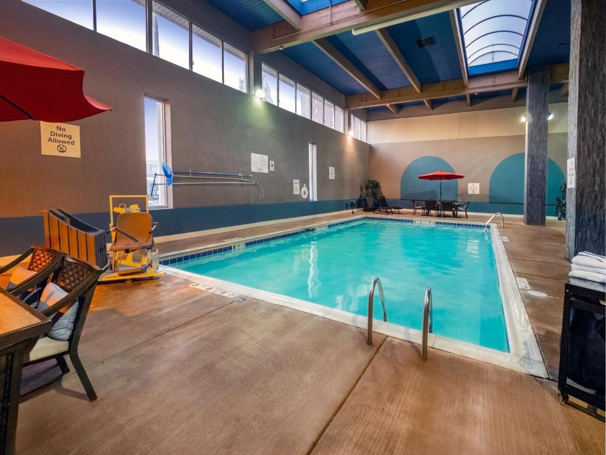 Heated swimming pool: Holiday Inn Niagara Falls-Scenic Downtown, an IHG Hotel