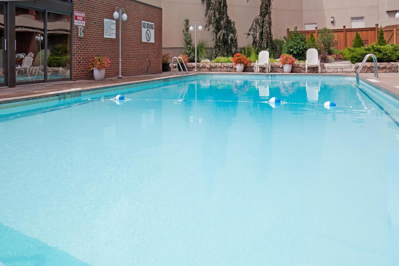 Heated swimming pool: Holiday Inn Niagara Falls-By the Falls, an IHG Hotel