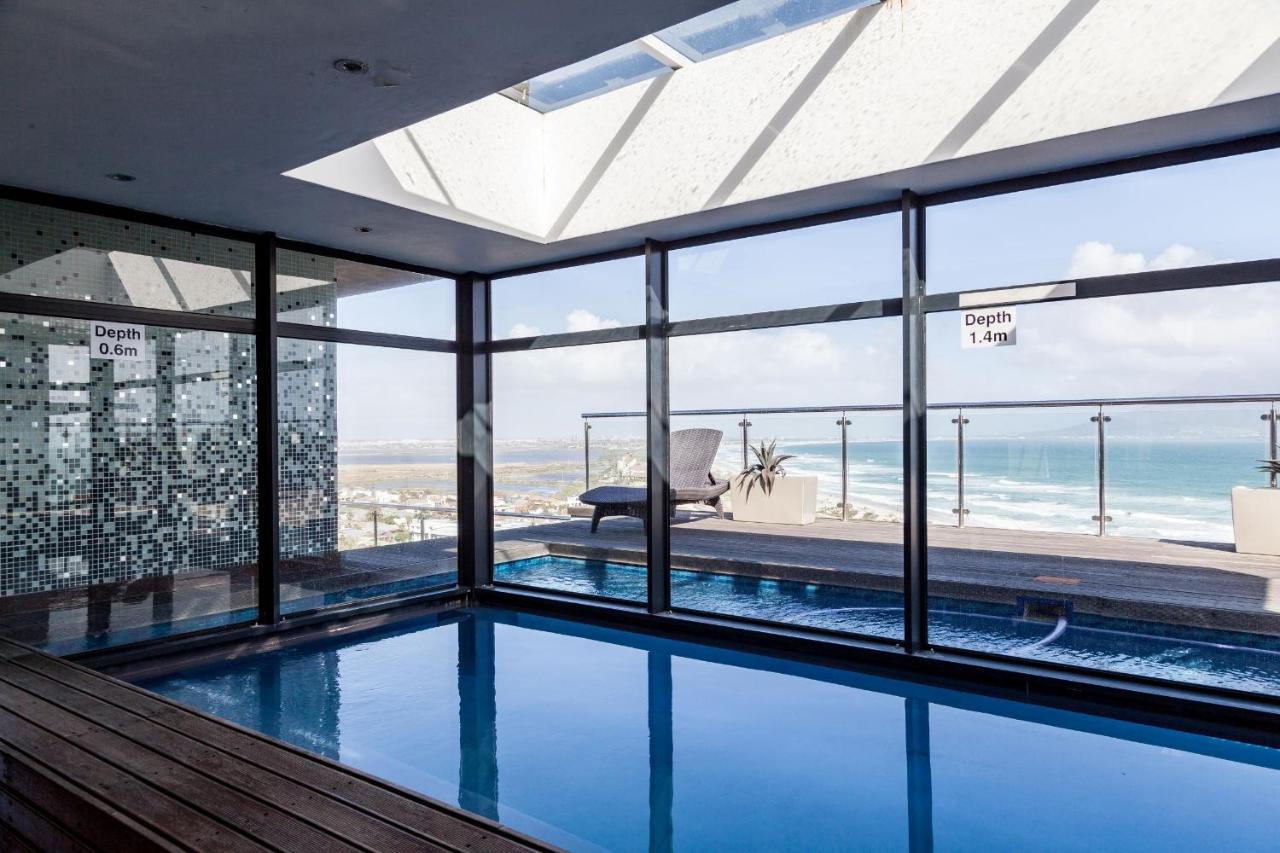 Rooftop swimming pool: Aquarius Luxury Suites