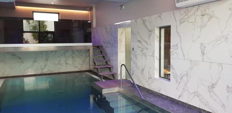 Heated swimming pool: Hotel Mondo