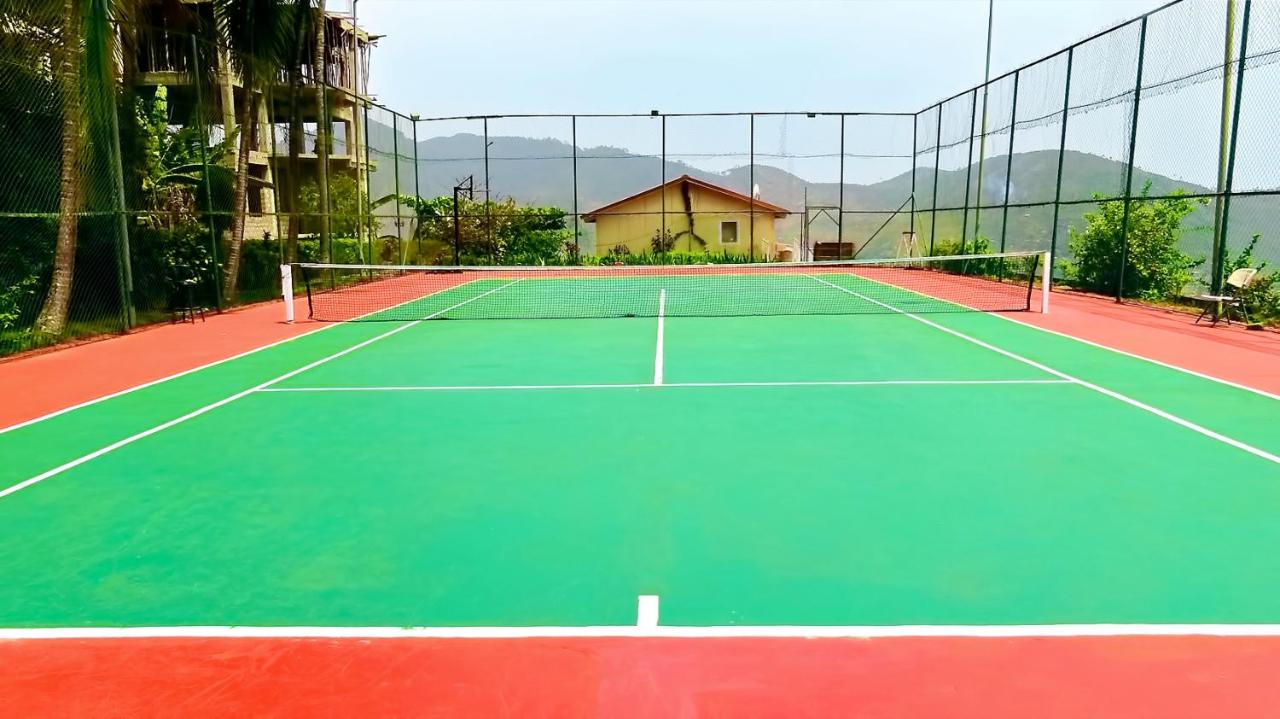 Tennis court: The Country Lodge Hotel