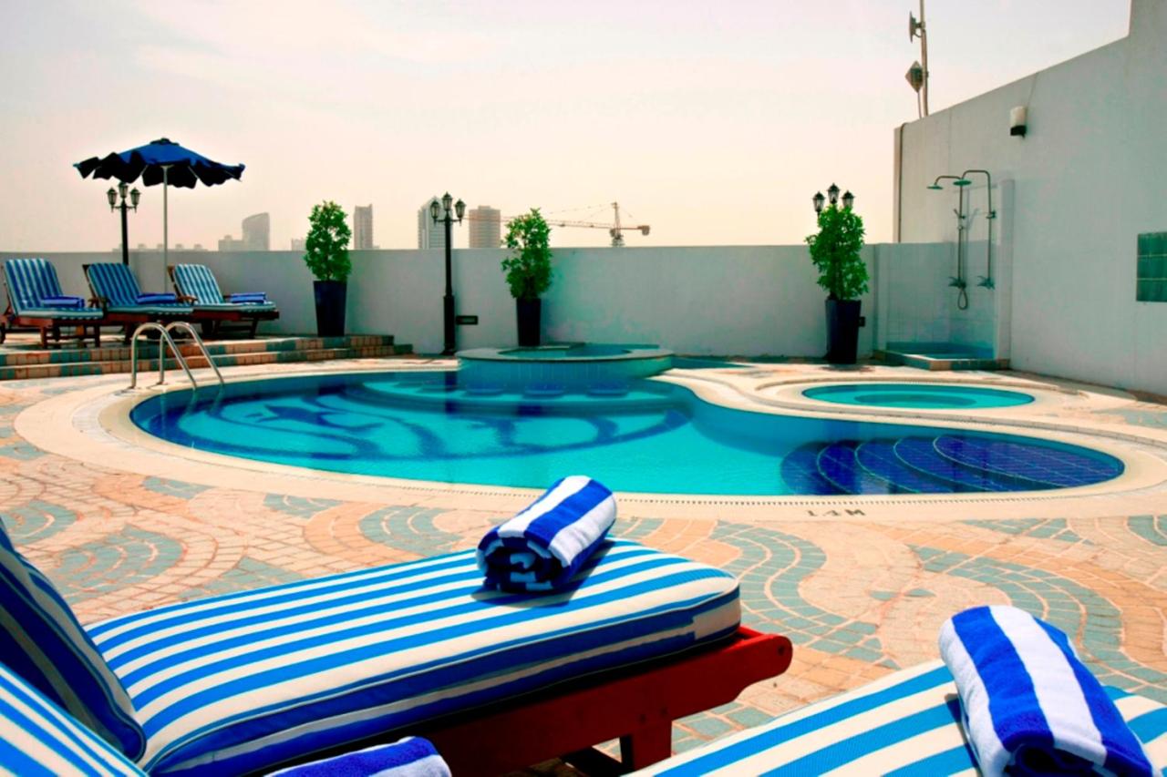 Rooftop swimming pool: Howard Johnson Bur Dubai