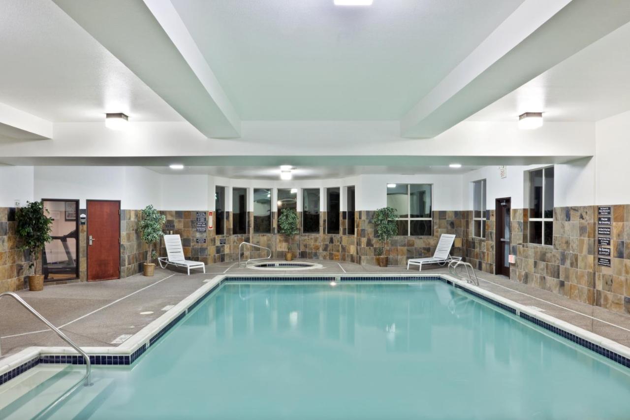 Heated swimming pool: Holiday Inn Express Hotel & Suites Albany, an IHG Hotel