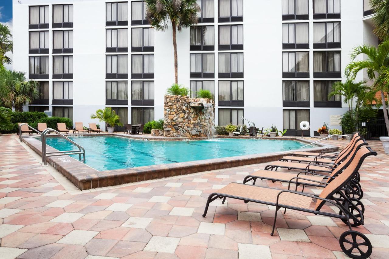 Heated swimming pool: Crowne Plaza Hotel Fort Myers at Bell Tower Shops, an IHG Hotel