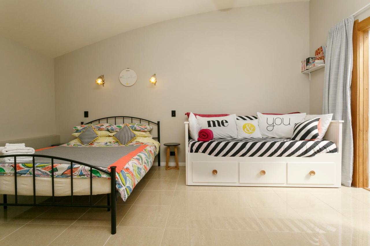 Studio Cottage - Walk to the Lake & Town