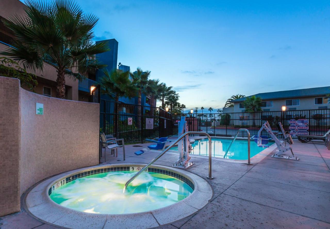 Heated swimming pool: Holiday Inn Oceanside Marina Camp Pendleton, an IHG Hotel