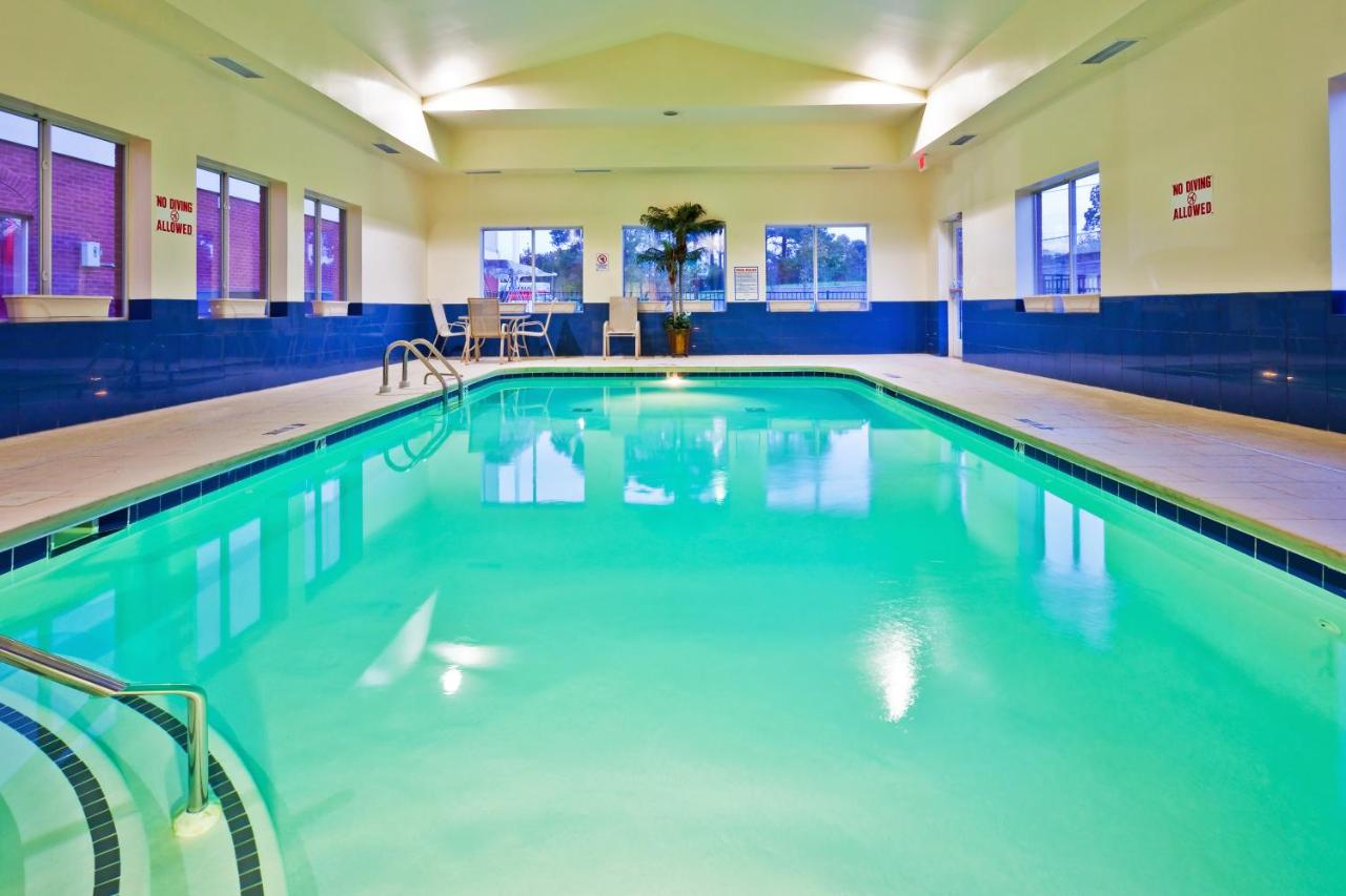 Heated swimming pool: Holiday Inn Express Hotel & Suites Dickson, an IHG Hotel