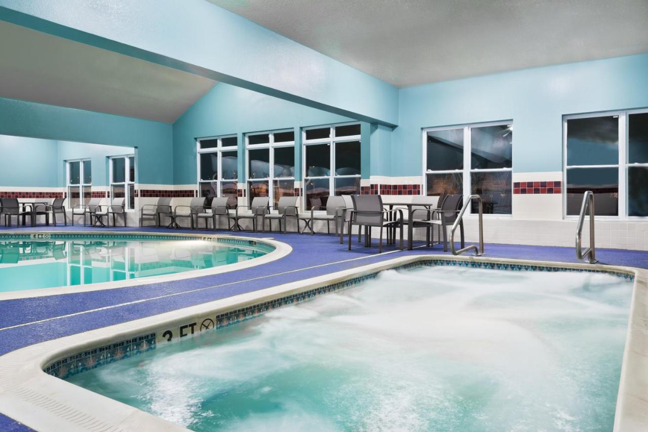 Heated swimming pool: Holiday Inn Express & Suites - Columbus Airport East, an IHG Hotel