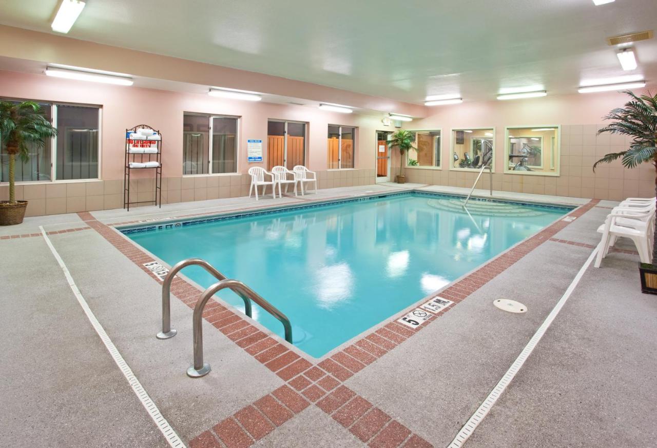 Heated swimming pool: Holiday Inn Express Hotel & Suites Cincinnati-Blue Ash, an IHG Hotel