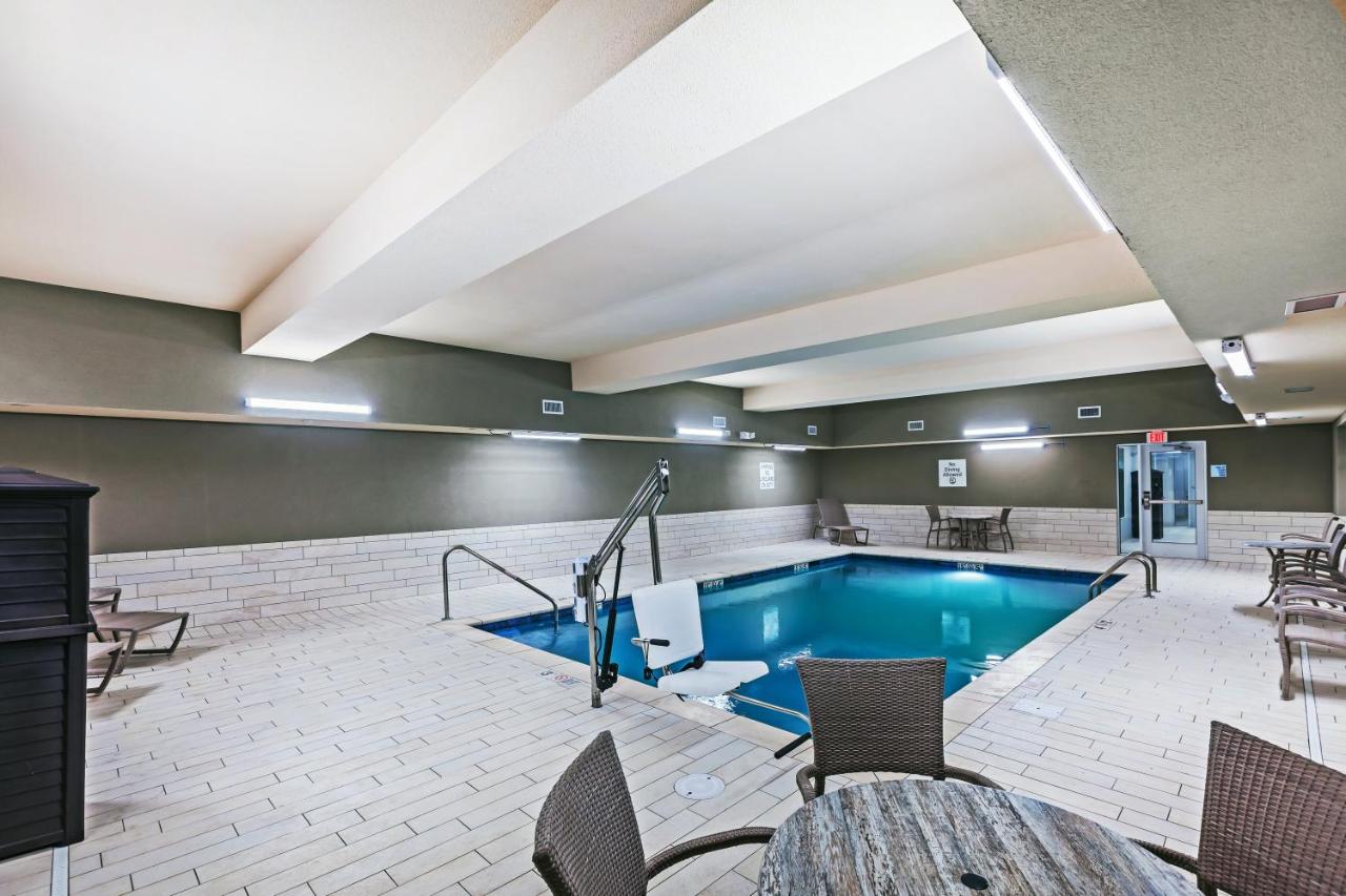 Heated swimming pool: Holiday Inn Express & Suites - Coffeyville, an IHG Hotel