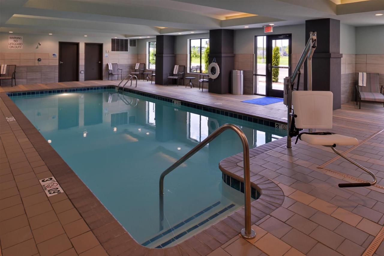 Heated swimming pool: Holiday Inn Express and Suites Bryant - Benton Area, an IHG Hotel