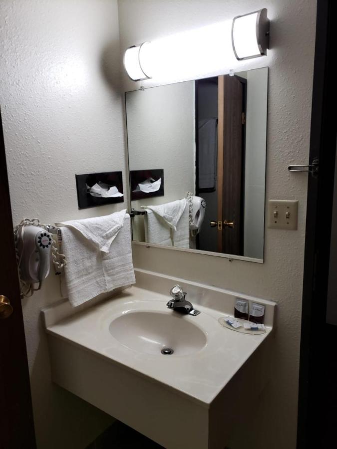 Value Inn & Suites Salina — photo 8