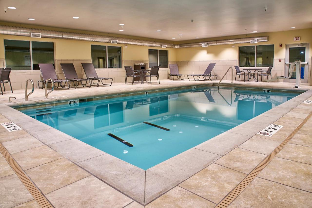 Heated swimming pool: Holiday Inn Express & Suites Claremore, an IHG Hotel