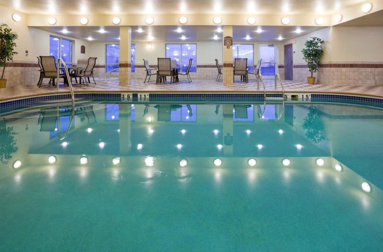 Heated swimming pool: Holiday Inn Express Hotel & Suites Grand Forks, an IHG Hotel
