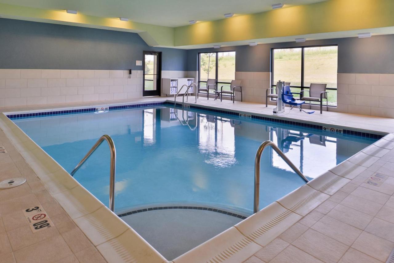 Heated swimming pool: Holiday Inn Express & Suites - Olathe West, an IHG Hotel